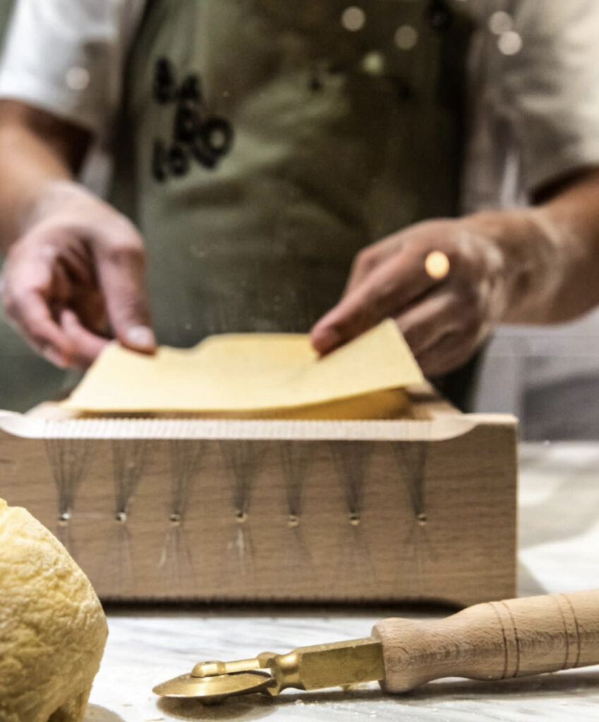 elaboración de pasta fresca a mano 