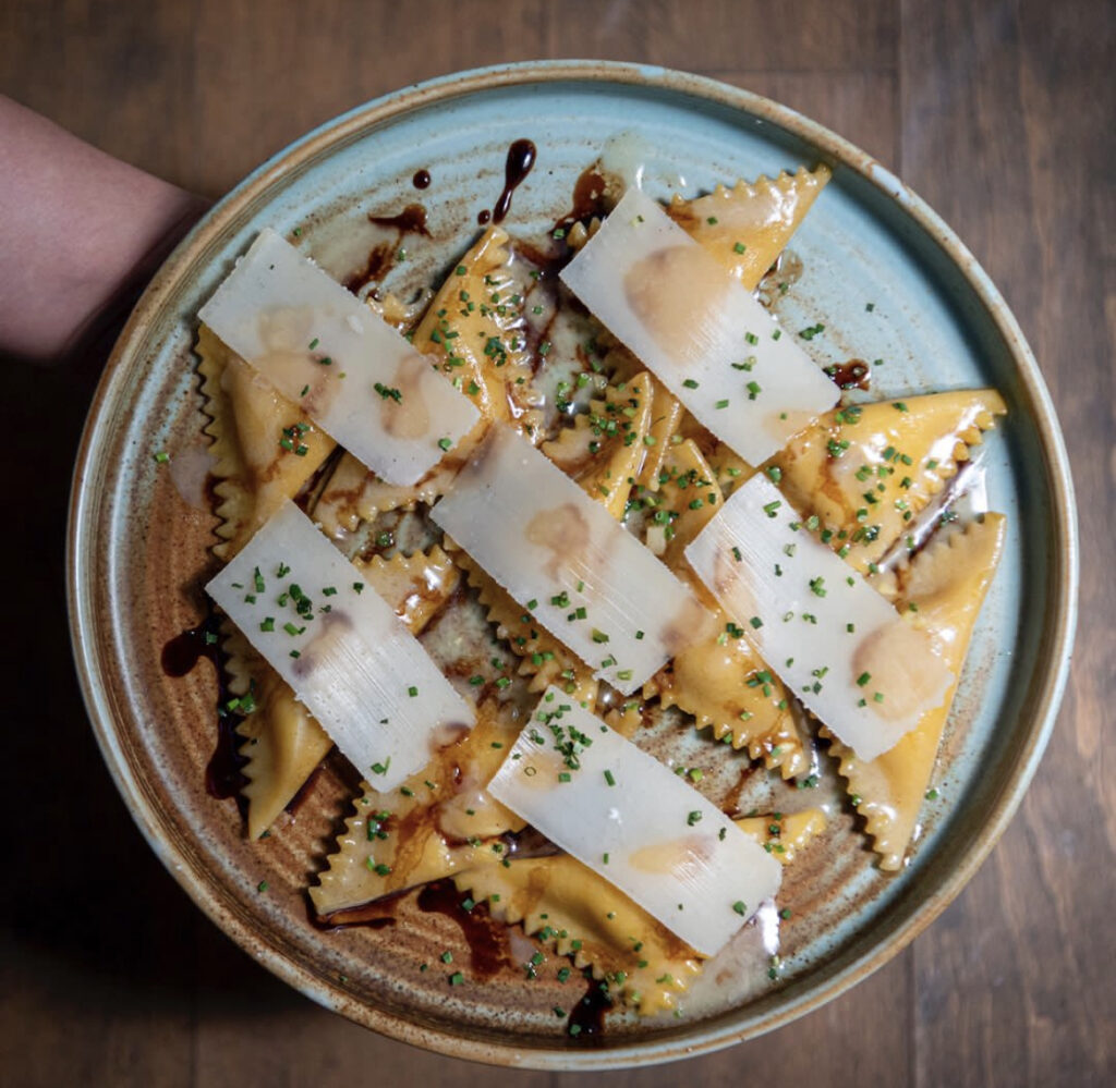 plato de pasta fresca con parmesano