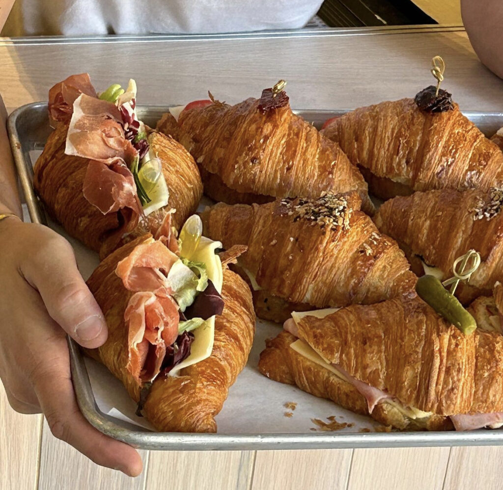 charola con croissants rellenos 