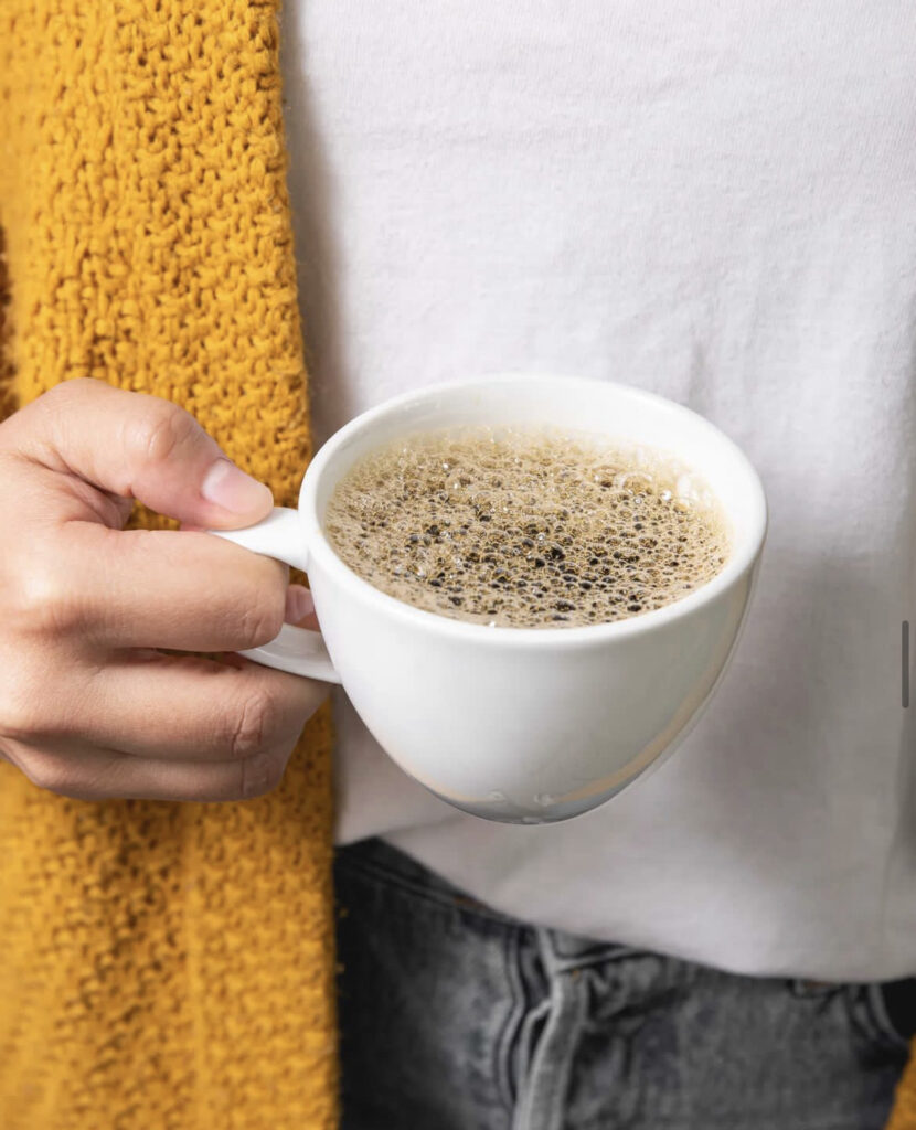 chica sosteniendo un café filtrado