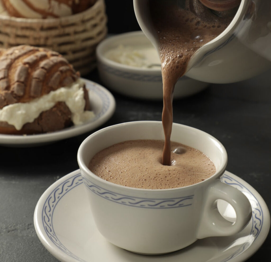 taza con chocolate caliente