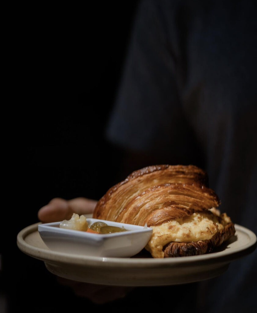 croissant relleno de huevo con queso 