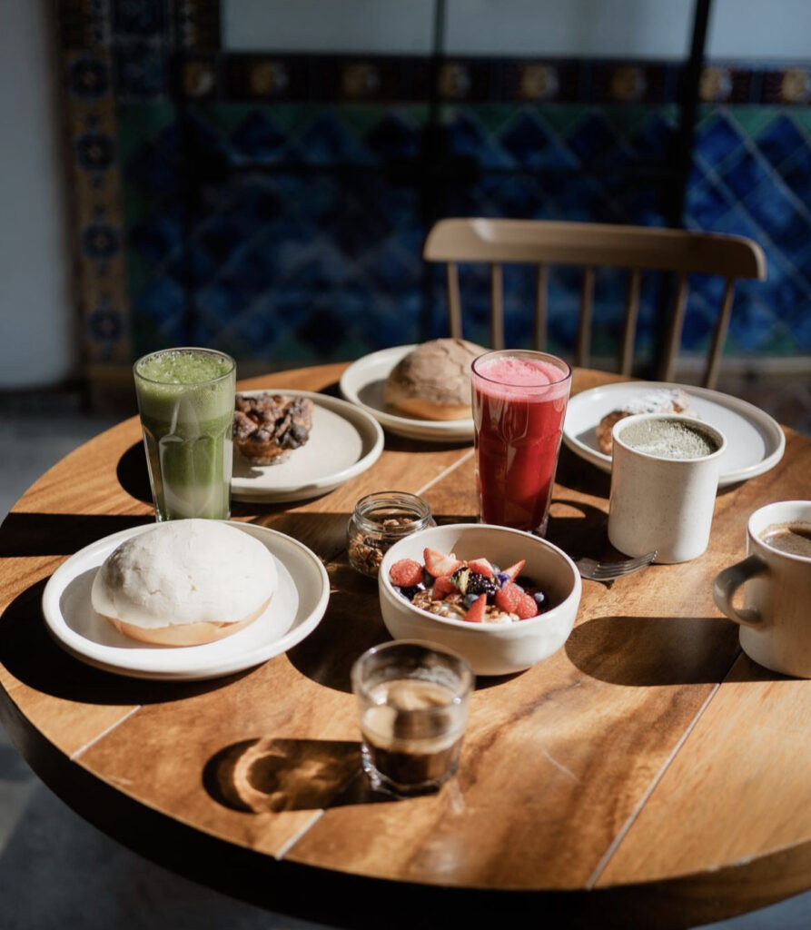 mesa con desayuno y croissants 