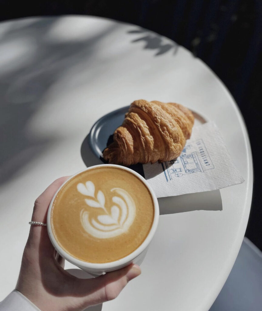 croissants con café para festejar el día del croissant