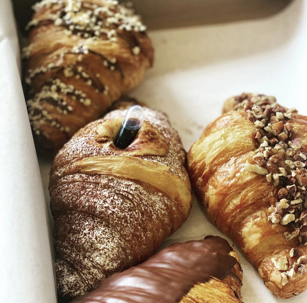 caja con croissants 