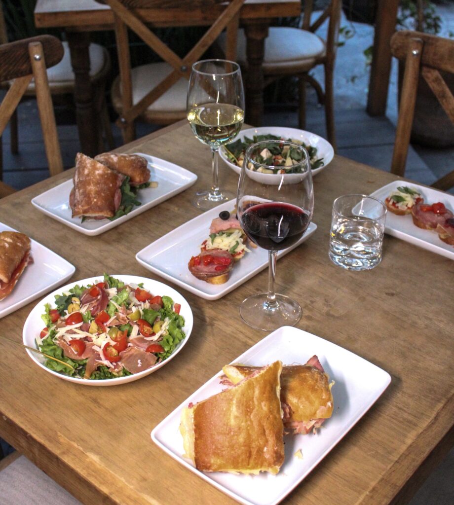 mesa con vino, pan y quesos 