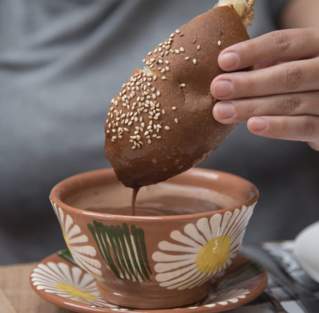 chocolate caliente con pan de yema 