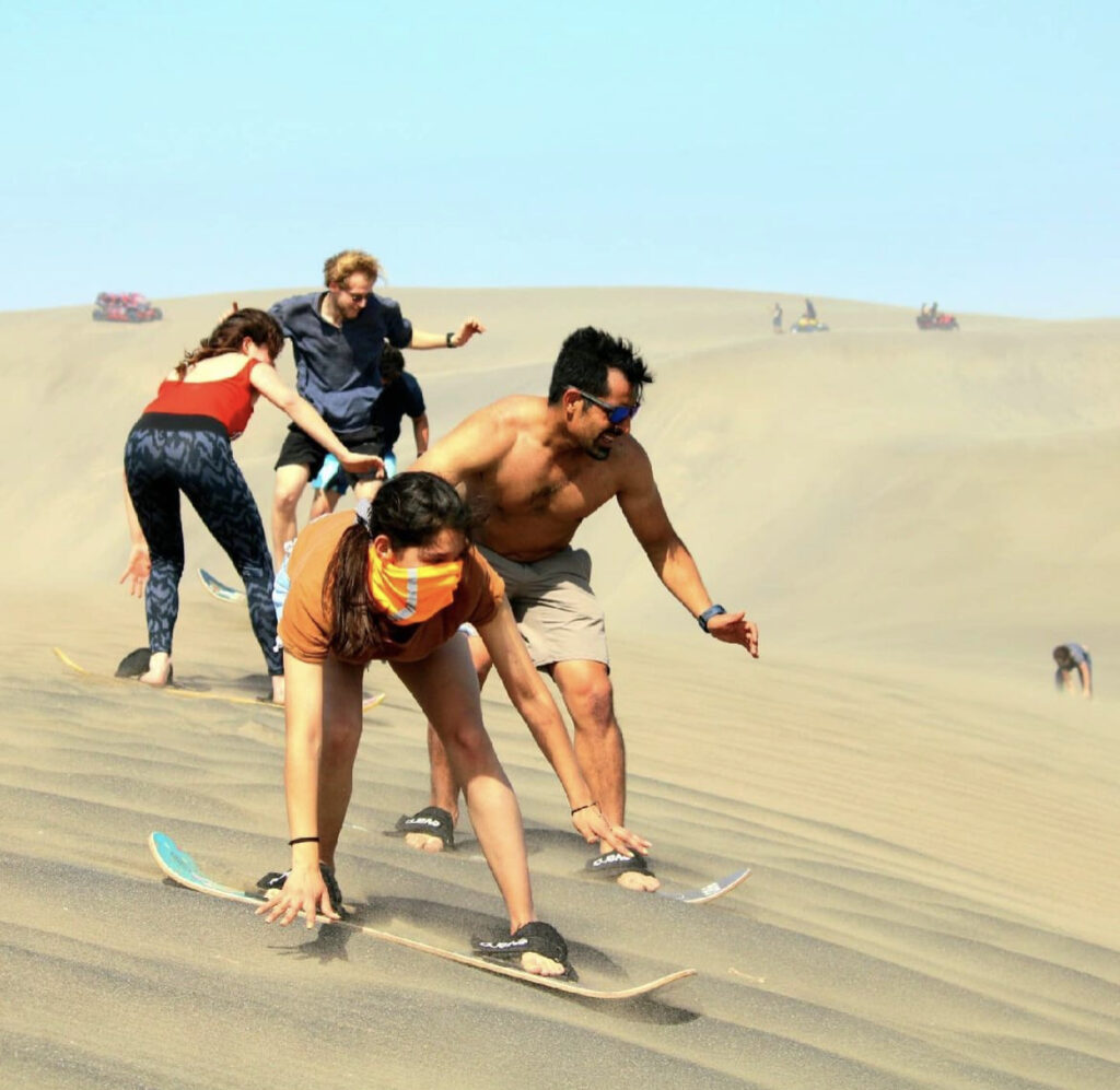 jóvenes practicando sandboard 