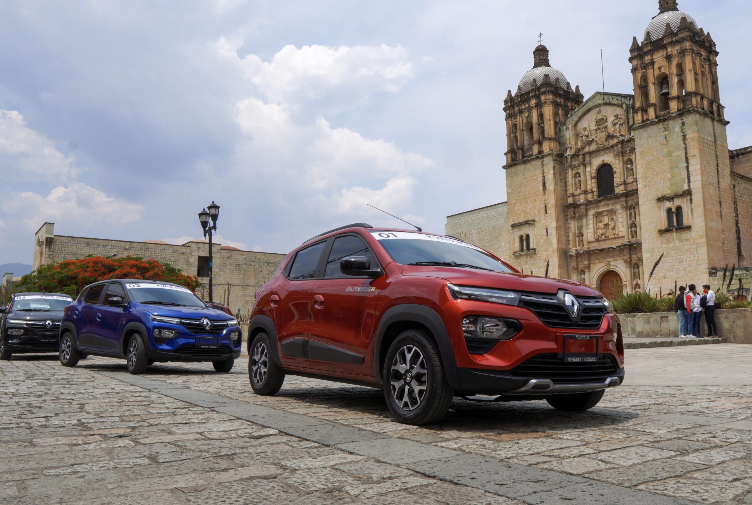 auto suv frente a la catedral de Oaxaca