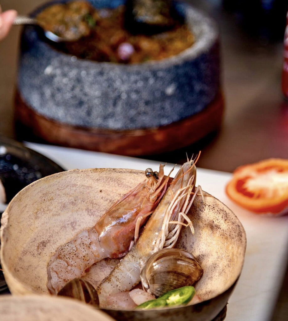 plato de mariscos y camarón llamado caldo de piedra 