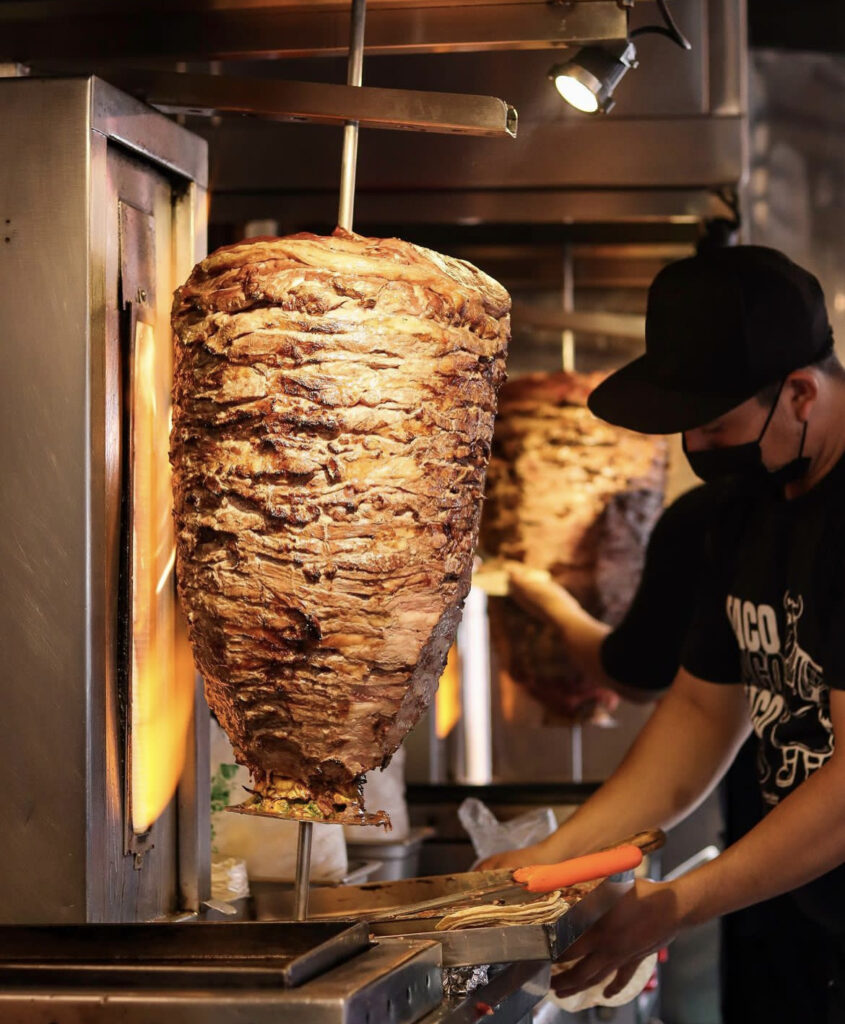 trompo al pastor en taquería