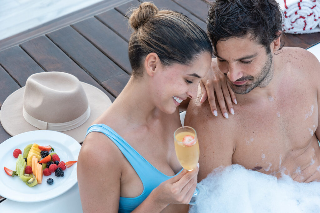 pareja disfrutando un jacuzzi