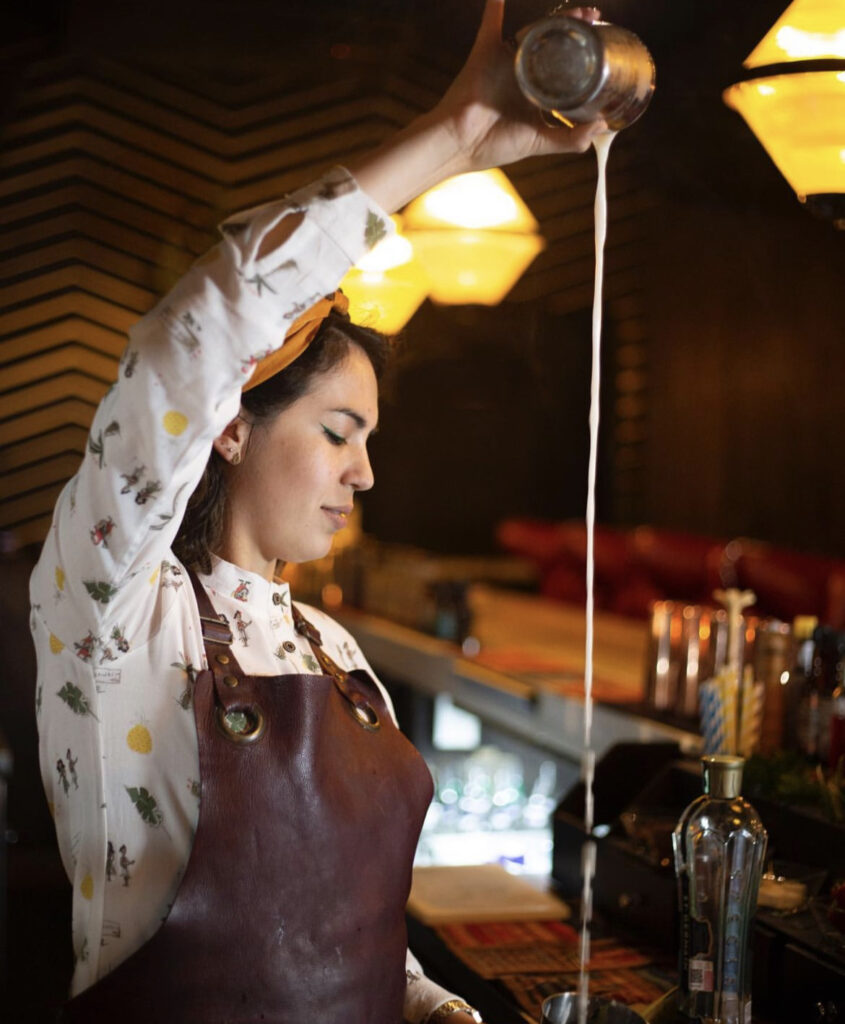 bartender preparando un coctel en un bar 