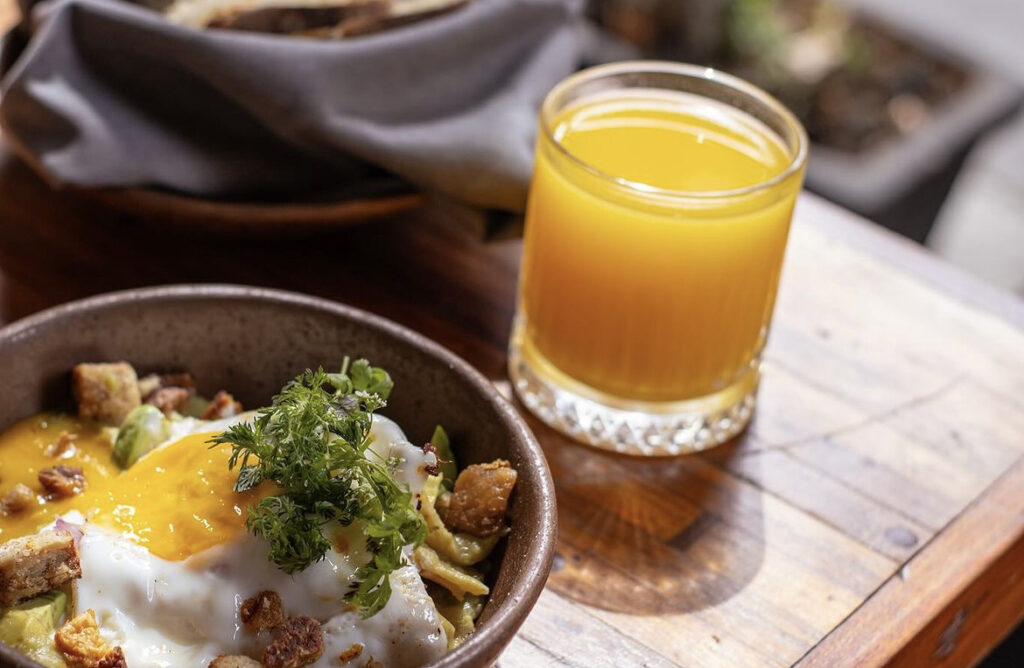 desayuno con huevo y fruta 