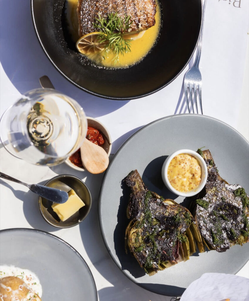 mesa con alcachofas y pesca del día 