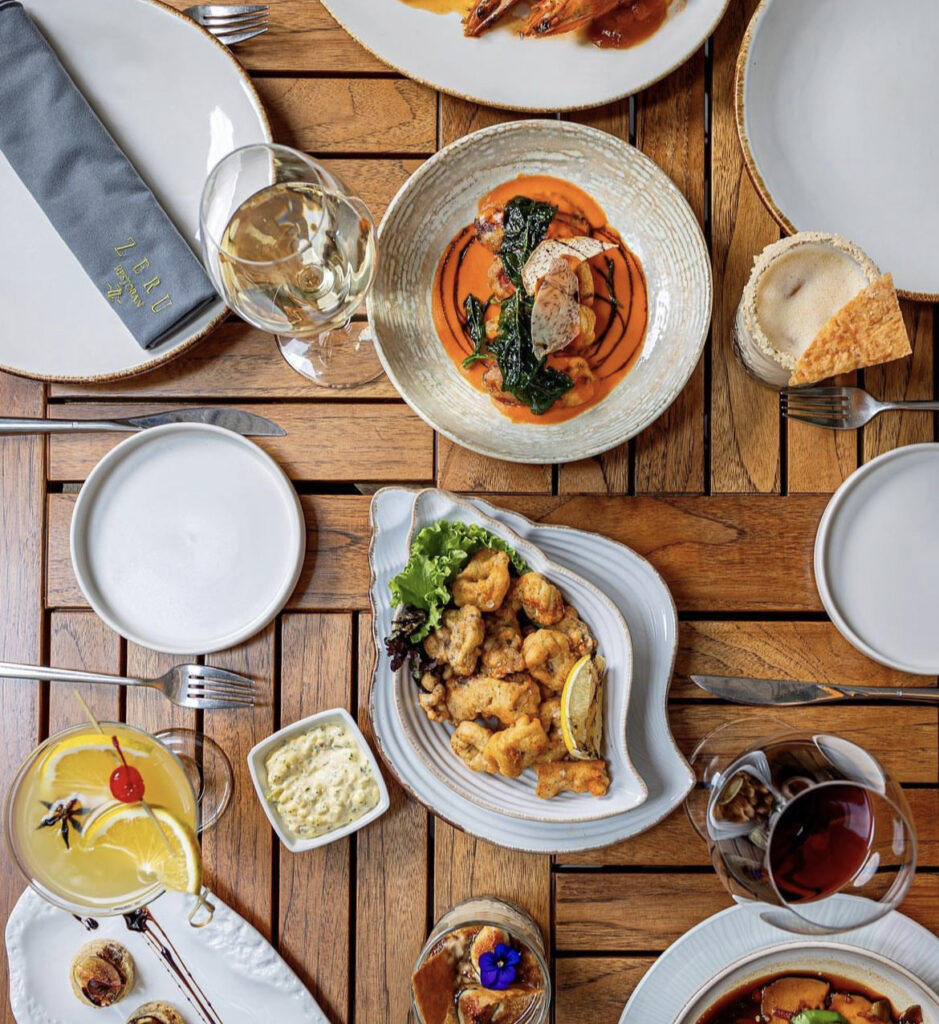 mesa con platillos de un restaurante 