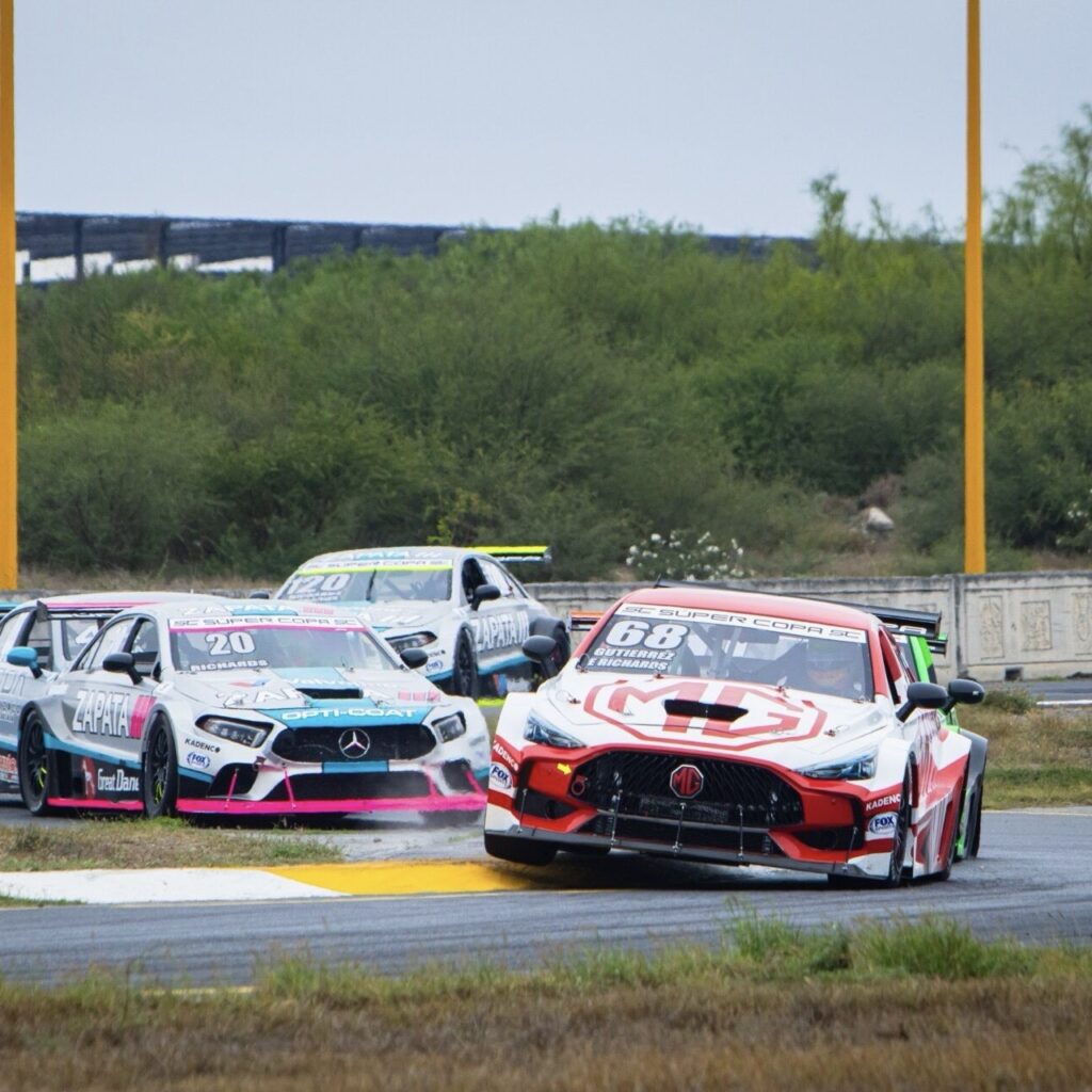 Autos en pista de Speed Fest