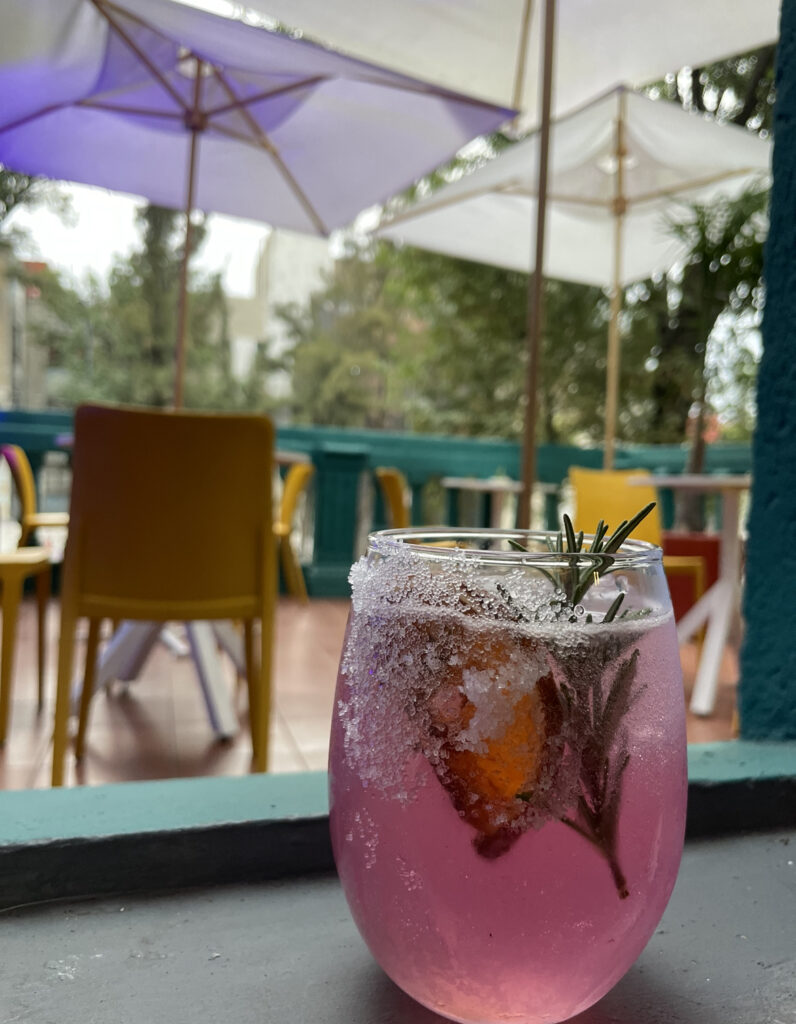 coctelería en una terraza de la CDMX