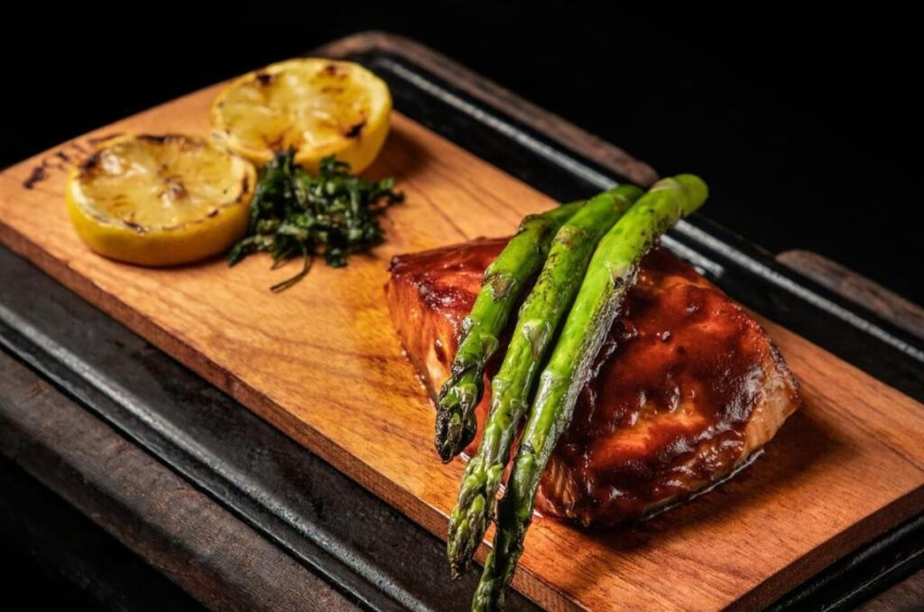 Descubre este salmón al cedro con aderezo de miel