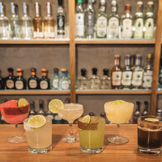 Barra de uno de los mejores bares de la CDMX llamado Despacho Margarita con seis tragos diferentes