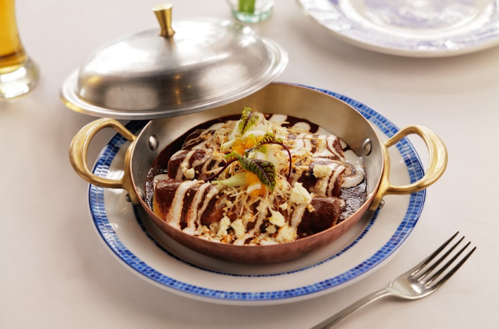 Platillo de mole en el Festival Gastronómico de Michoacán