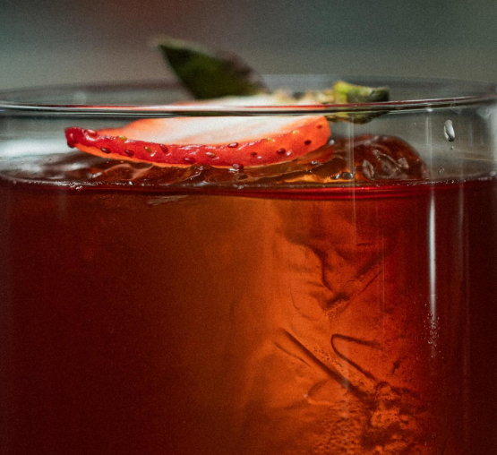 Negroni de fresa del Bar Mauro, uno de los mejores bares de la CDMX.