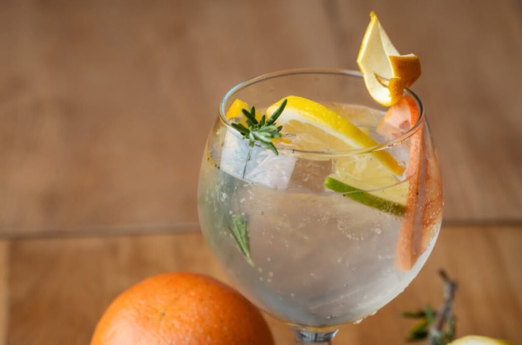 Gin & tonic de cítricos y romero en Local 777