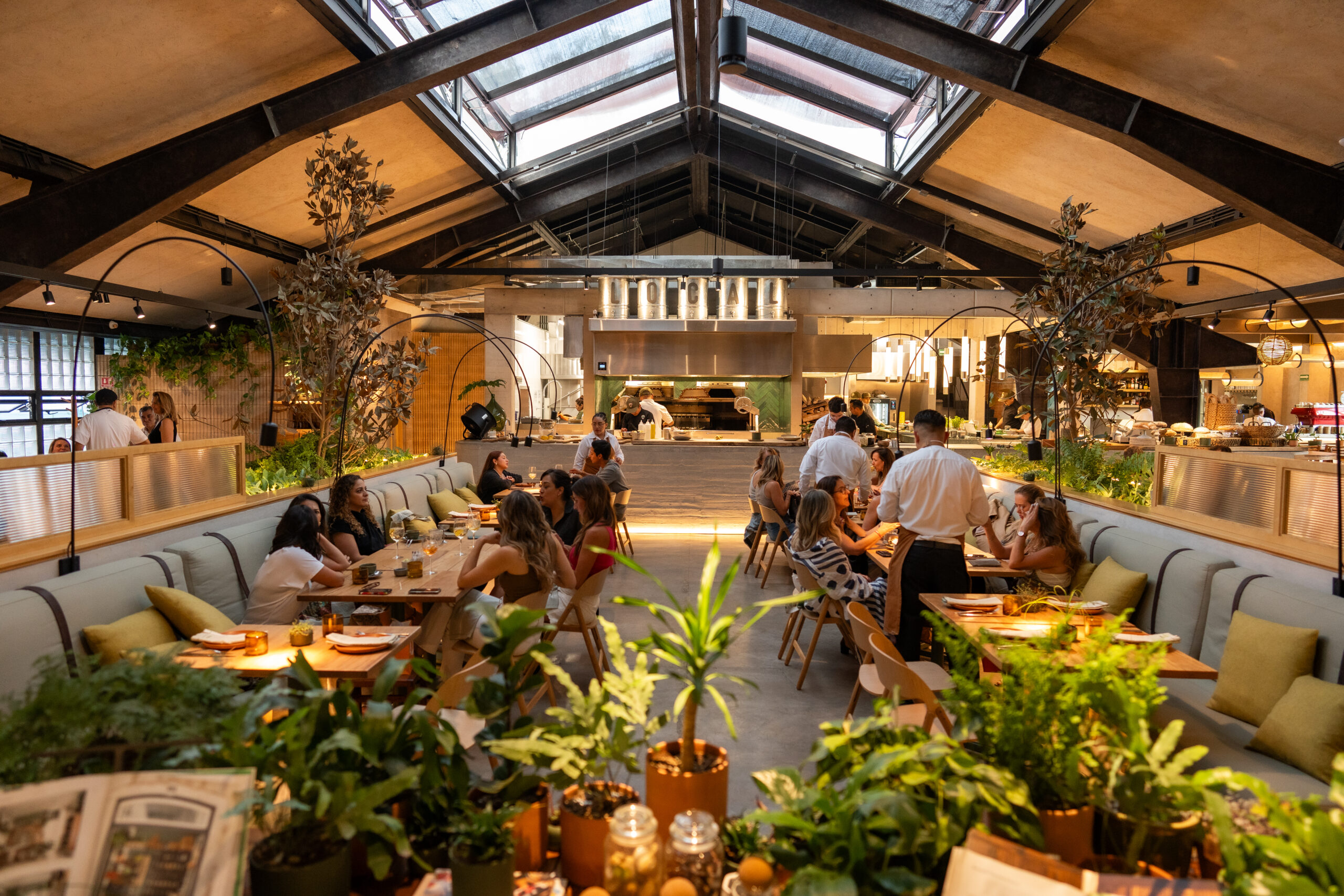 Imagen de el restaurante Local 777 y su decoración natural