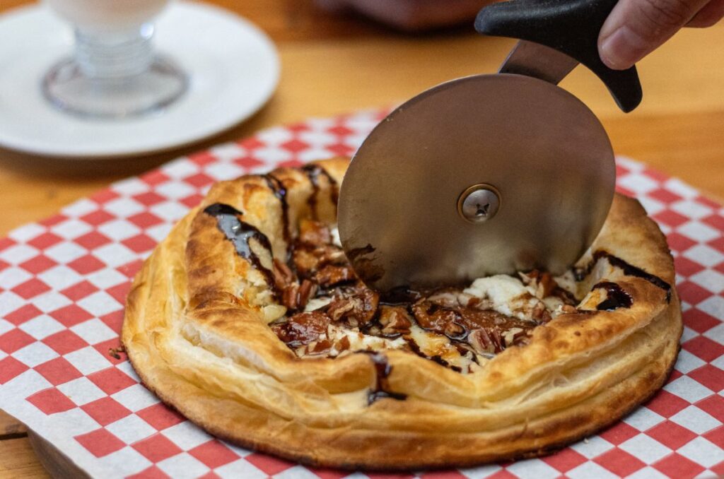Pizza de croissant: la nueva creación dulce de Croque Voyage y Due Terre en Coyoacán