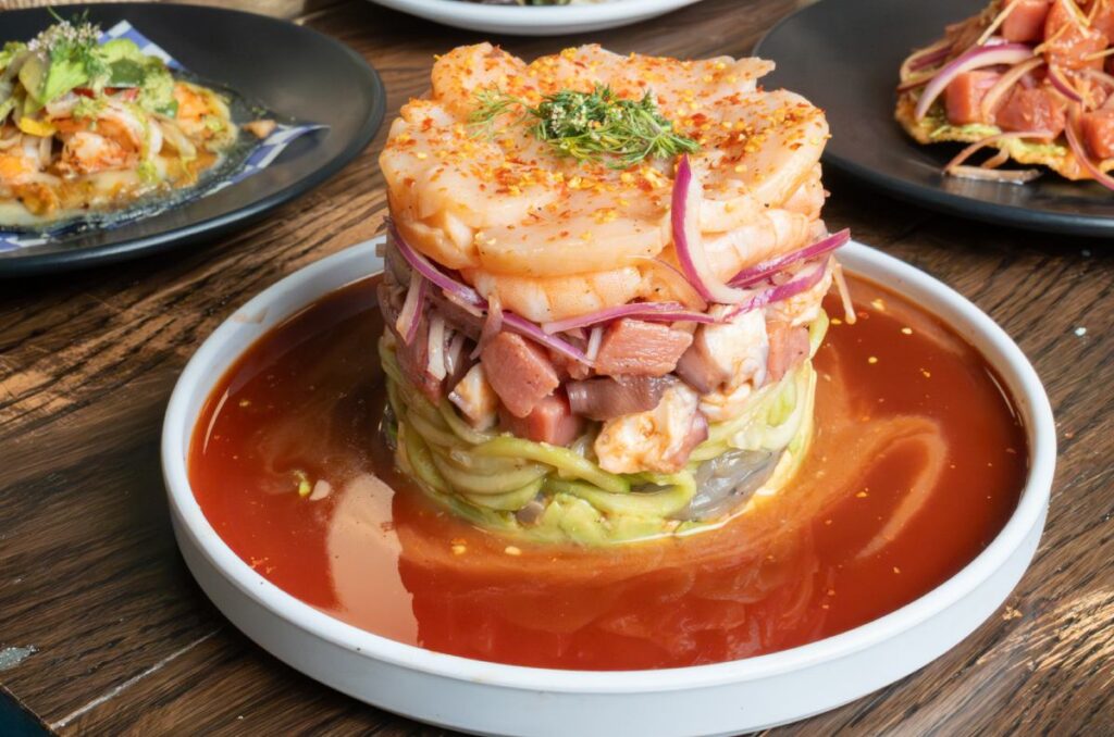 Aguachiles, zarandeados y torres de mariscos