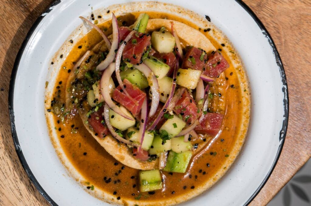 Un menú de mariscos frescos y sabores del Pacífico