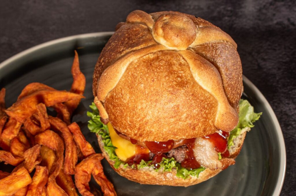 2. Open House Burgers: una hamburguesa con bollo en forma de pan de muerto